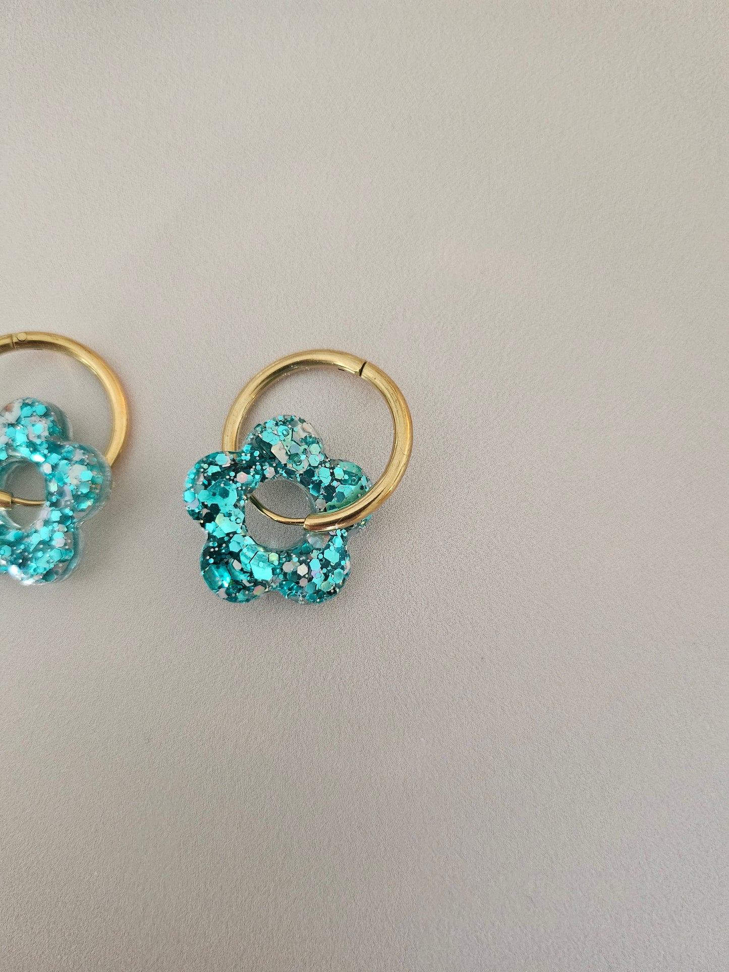 Boucles oreilles créoles fleurs résine bleue lagon et argent
