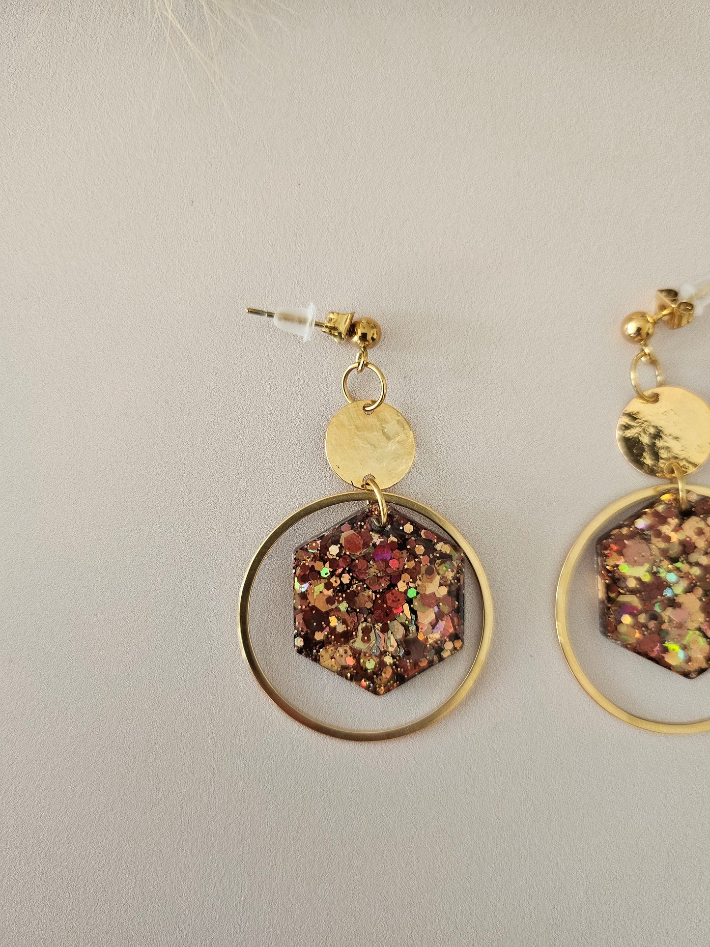 Boucles oreilles créoles hexagone résine café/or et dorée