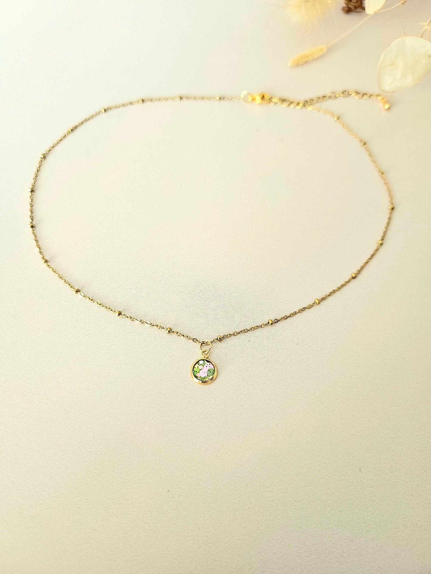 Collier en résine holographique – Élégance artisanale au quotidien