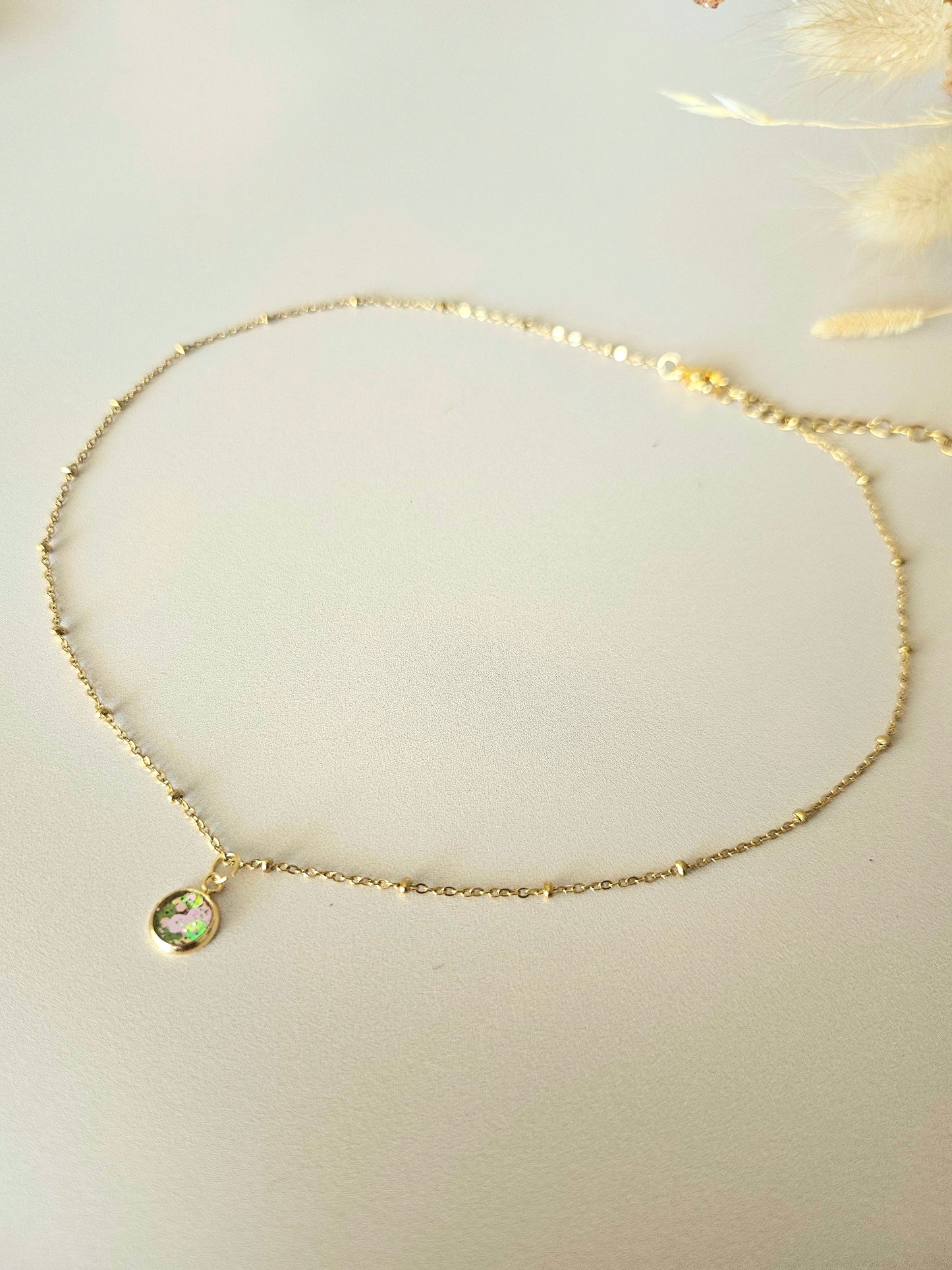 Collier en résine holographique – Élégance artisanale au quotidien