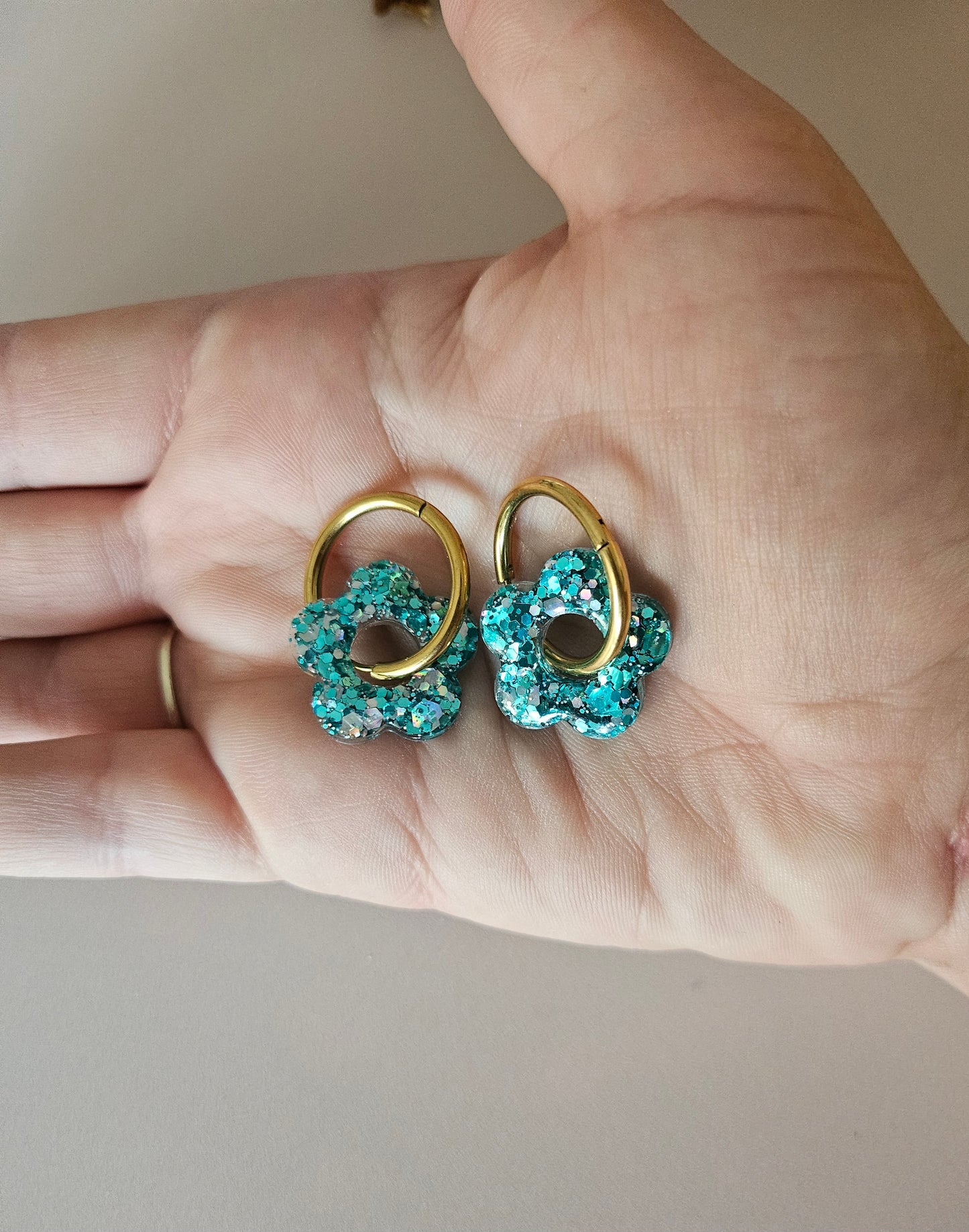 Boucles oreilles créoles fleurs résine bleue lagon et argent