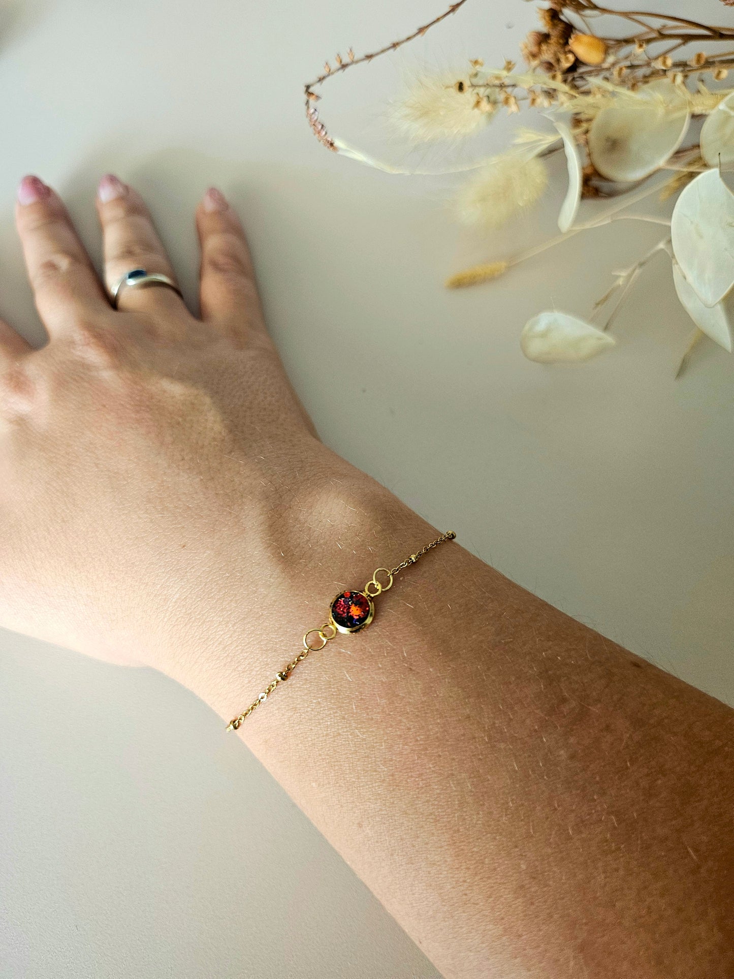 Bracelet délicat en résine holographique – L’éclat artisanal à ton poignet