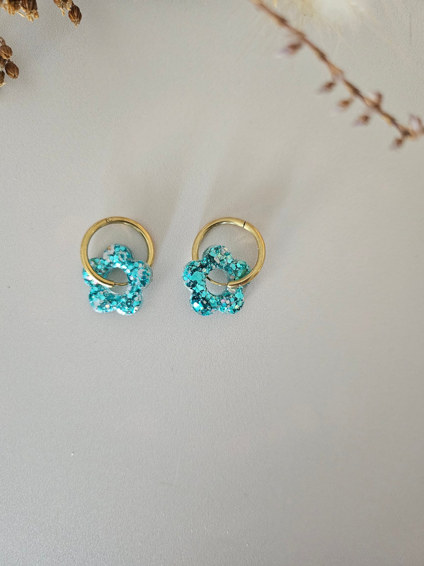 Boucles oreilles créoles fleurs résine bleue lagon et argent