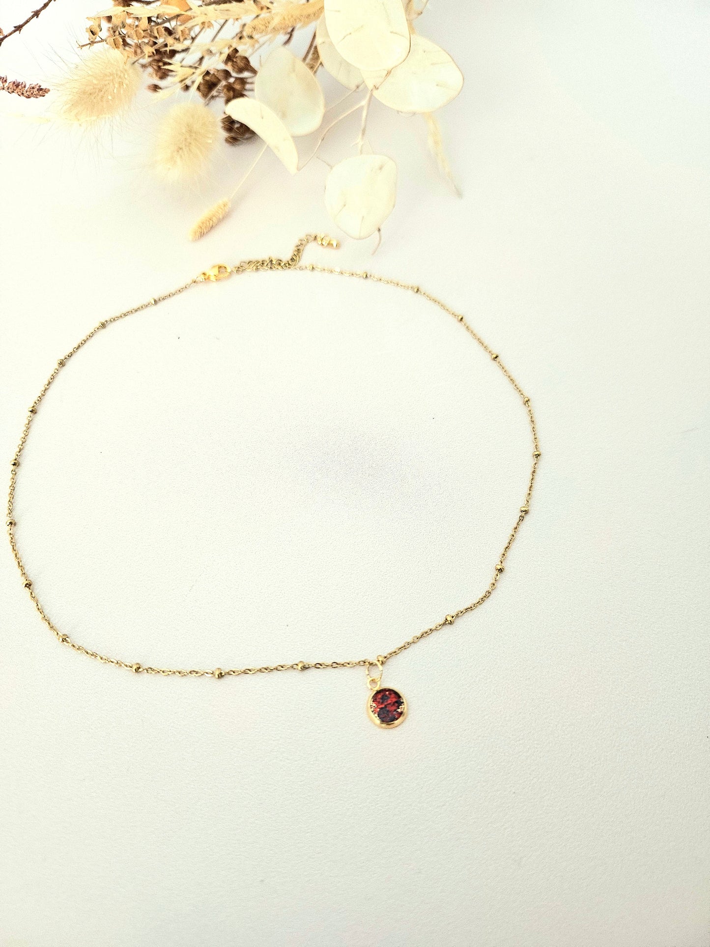 Collier en résine holographique – Élégance artisanale au quotidien
