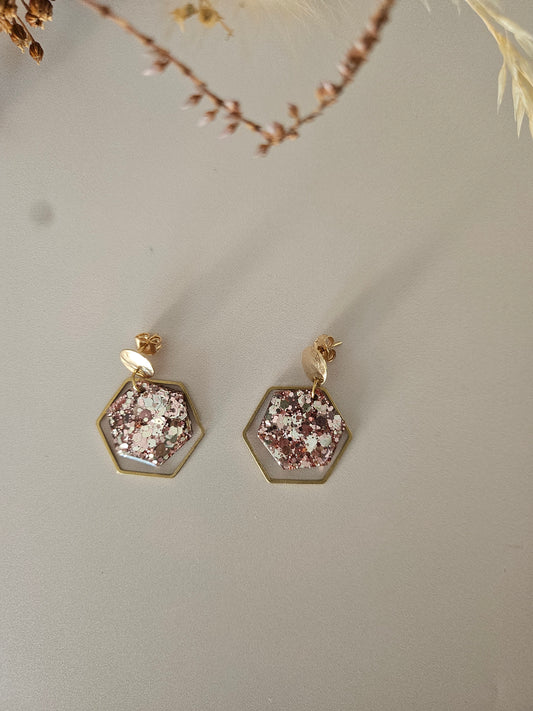 Boucles oreilles hexagone résine champagne rosé et laiton doré