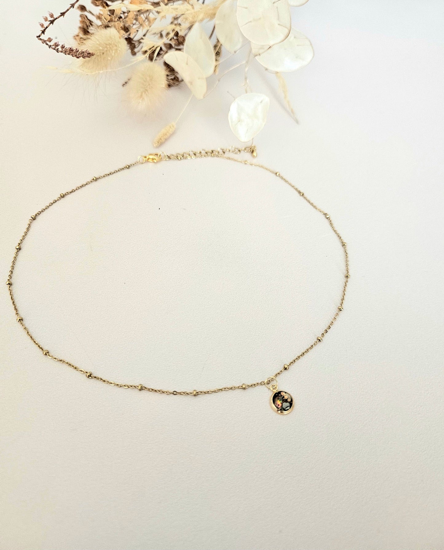 Collier en résine holographique – Élégance artisanale au quotidien