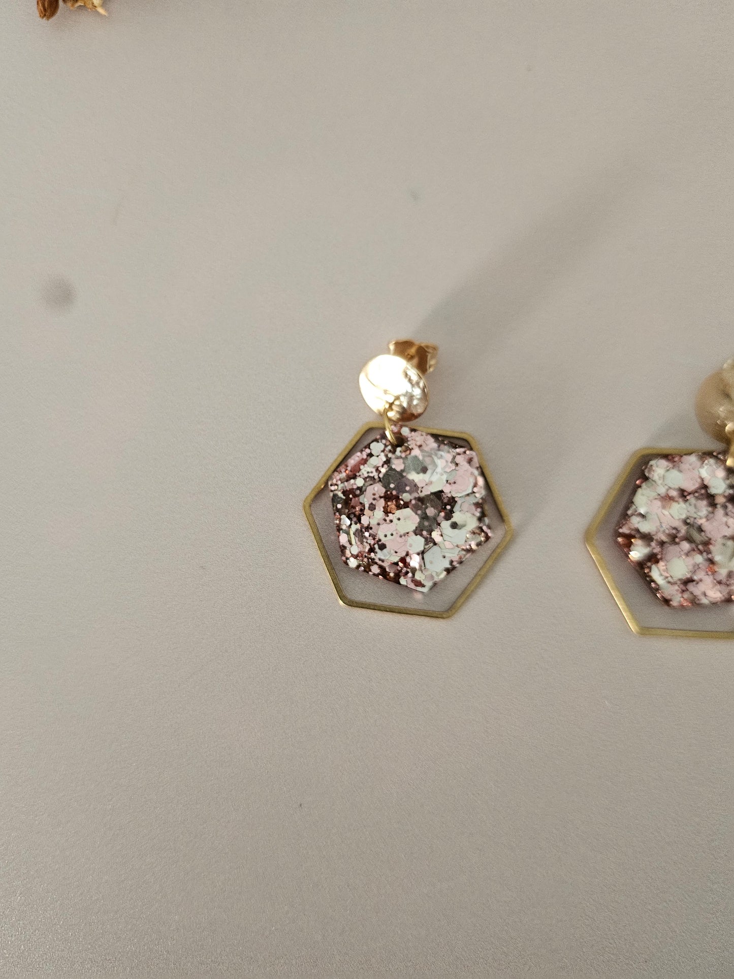 Boucles oreilles hexagone résine champagne rosé et laiton doré