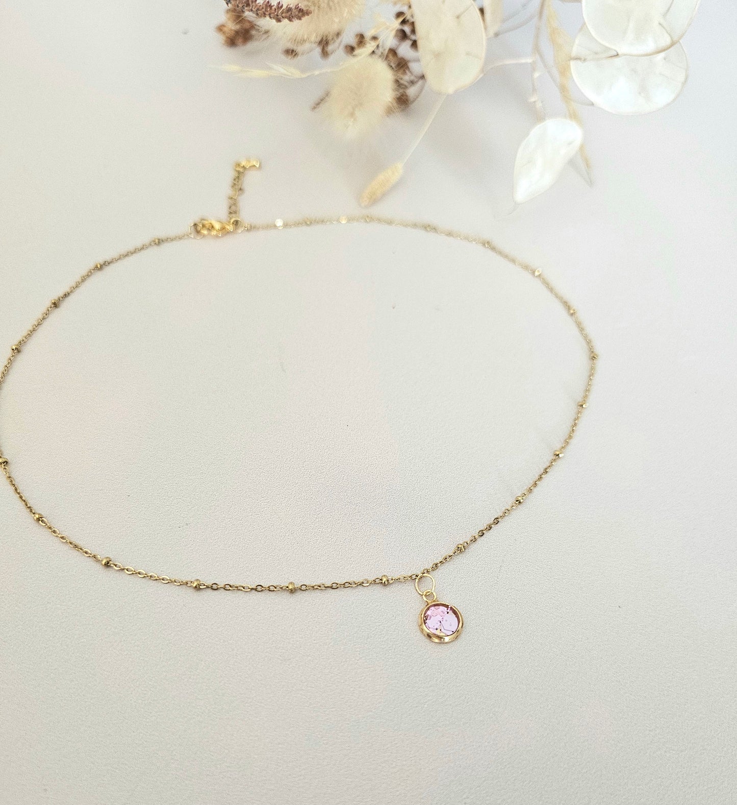 Collier en résine holographique – Élégance artisanale au quotidien