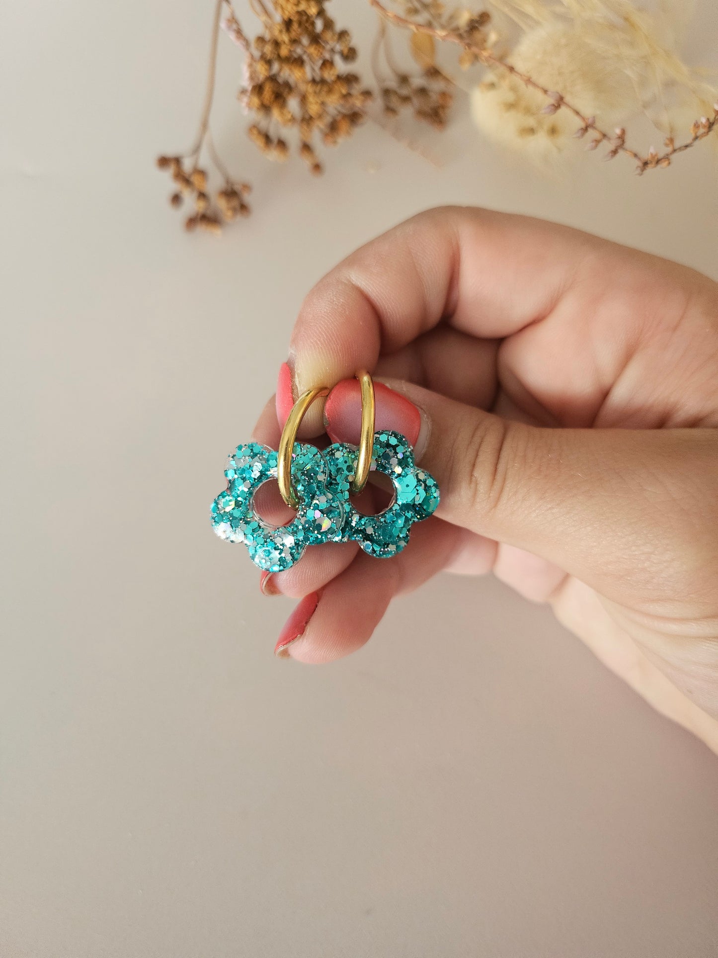 Boucles oreilles créoles fleurs résine bleue lagon et argent