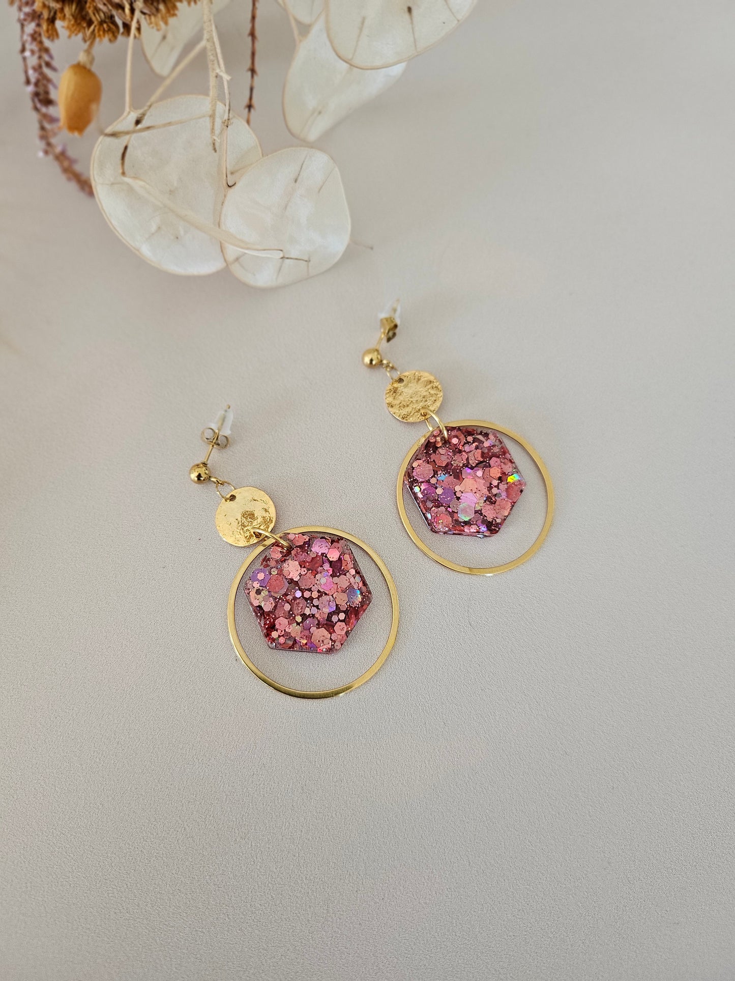 Boucles oreilles créoles hexagone résine rose et doré