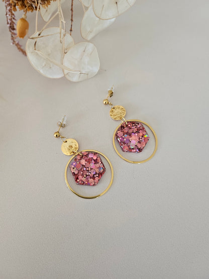 Boucles oreilles créoles hexagone résine rose et doré