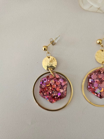 Boucles oreilles créoles hexagone résine rose et doré