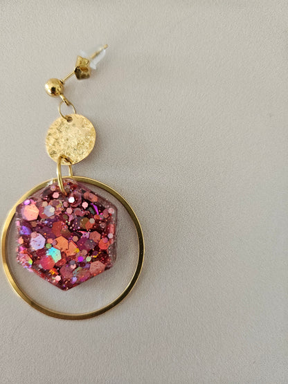 Boucles oreilles créoles hexagone résine rose et doré