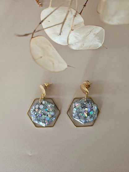 Boucles oreilles hexagone résine argent et laiton doré