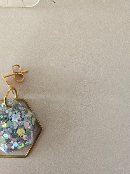 Boucles oreilles hexagone résine argent et laiton doré