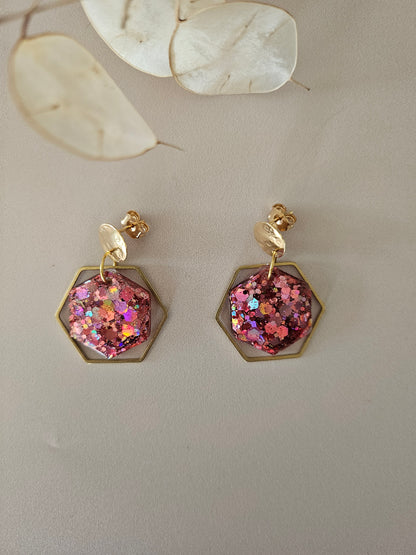 Boucles oreilles hexagone résine roses et laiton doré