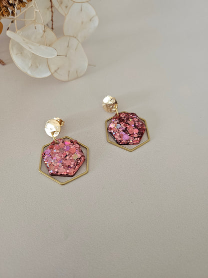 Boucles oreilles hexagone résine roses et laiton doré