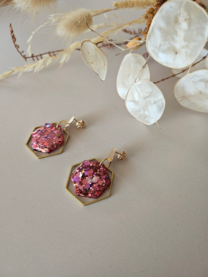 Boucles oreilles hexagone résine roses et laiton doré