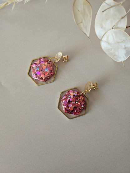 Boucles oreilles hexagone résine roses et laiton doré
