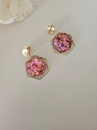 Boucles oreilles hexagone résine roses et laiton doré