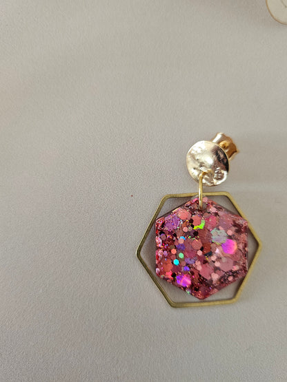 Boucles oreilles hexagone résine roses et laiton doré