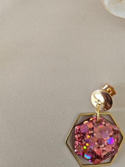 Boucles oreilles hexagone résine roses et laiton doré