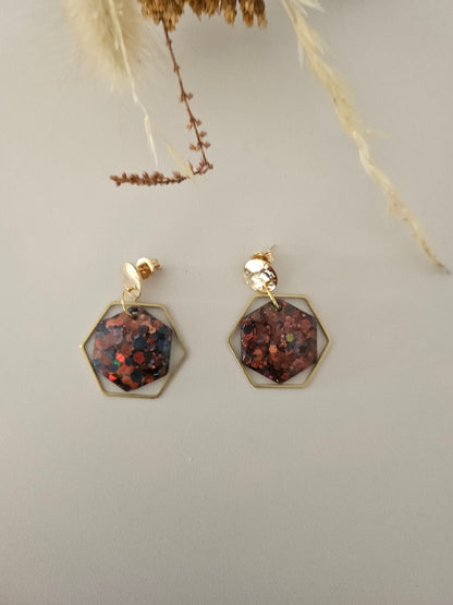 Boucles oreilles hexagone résine noire/café et laiton doré