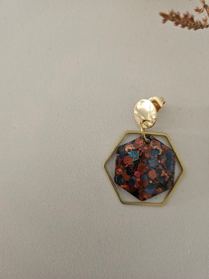 Boucles oreilles hexagone résine noire/café et laiton doré