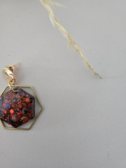 Boucles oreilles hexagone résine noire/café et laiton doré