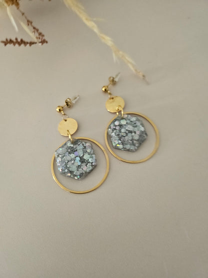 Boucles oreilles créoles hexagone résine argentée et dorée