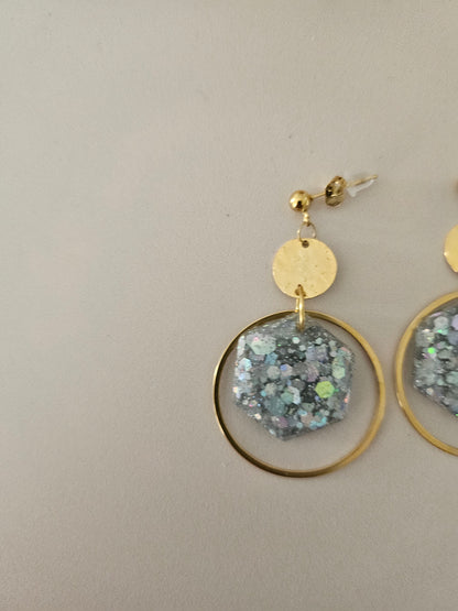 Boucles oreilles créoles hexagone résine argentée et dorée