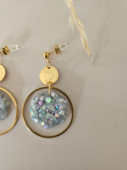 Boucles oreilles créoles hexagone résine argentée et dorée