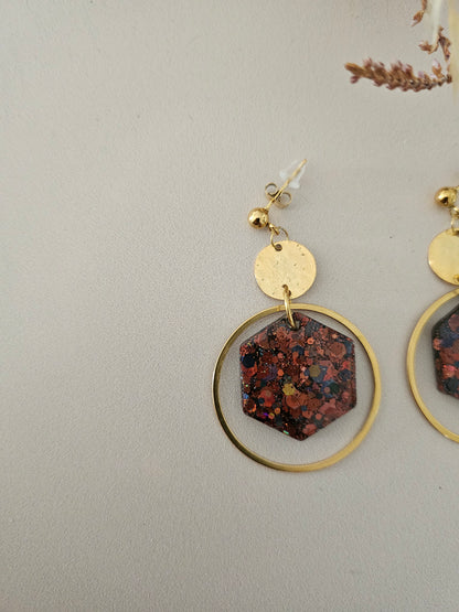 Boucles oreilles créoles hexagone résine noire/café et dorée