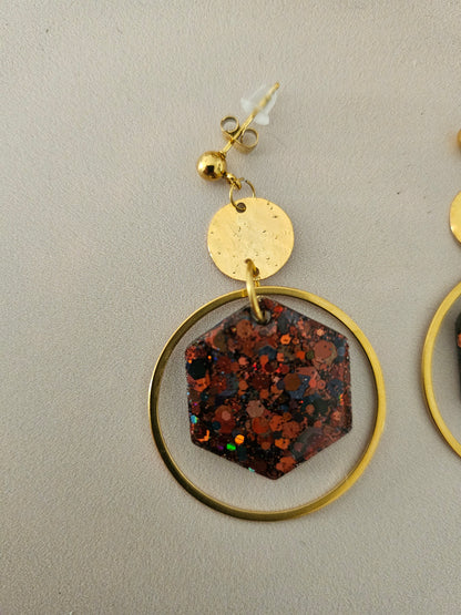 Boucles oreilles créoles hexagone résine noire/café et dorée