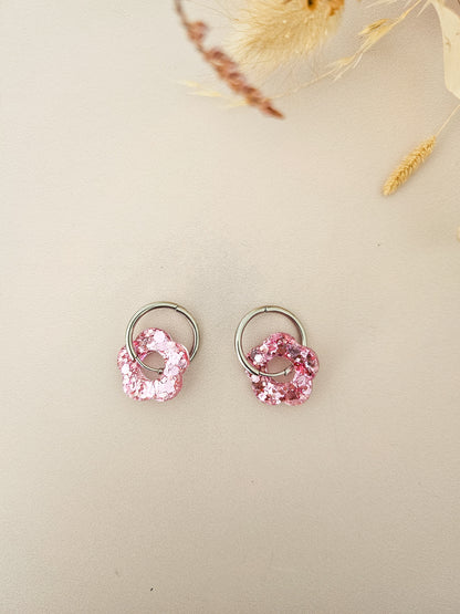 Boucles d’oreilles fleurs pailletées en résine – Créoles artisanales & pampilles interchangeables
