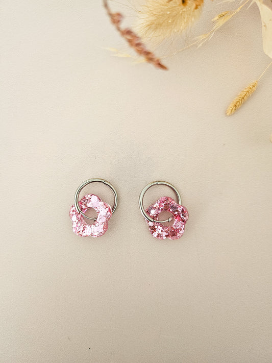 Boucles d’oreilles fleurs pailletées en résine – Créoles artisanales & pampilles interchangeables