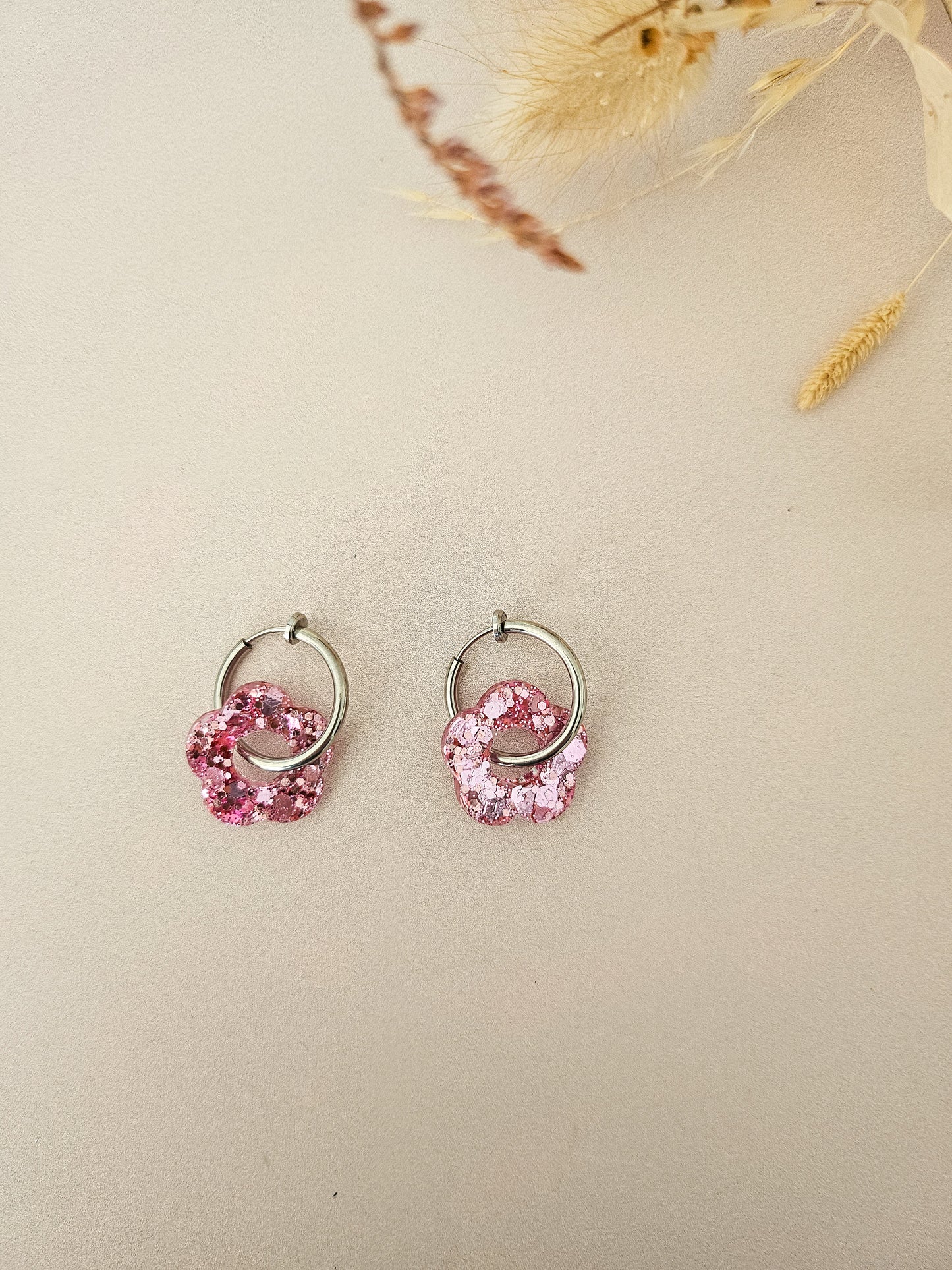 Boucles d’oreilles fleurs pailletées en résine – Créoles artisanales & pampilles interchangeables