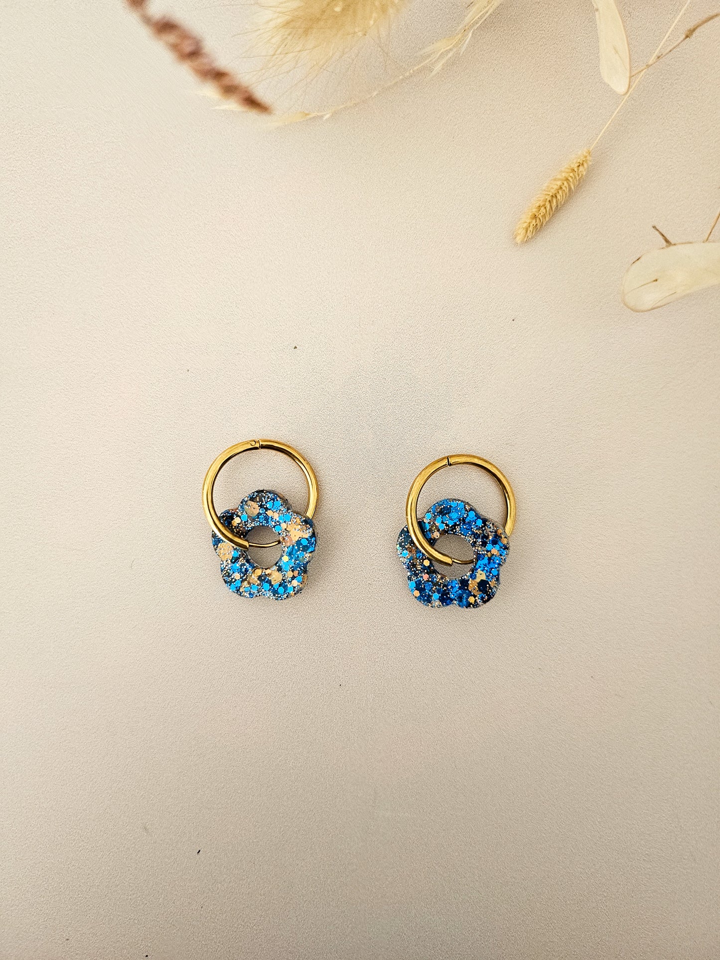 Boucles d’oreilles fleurs pailletées en résine – Créoles artisanales & pampilles interchangeables
