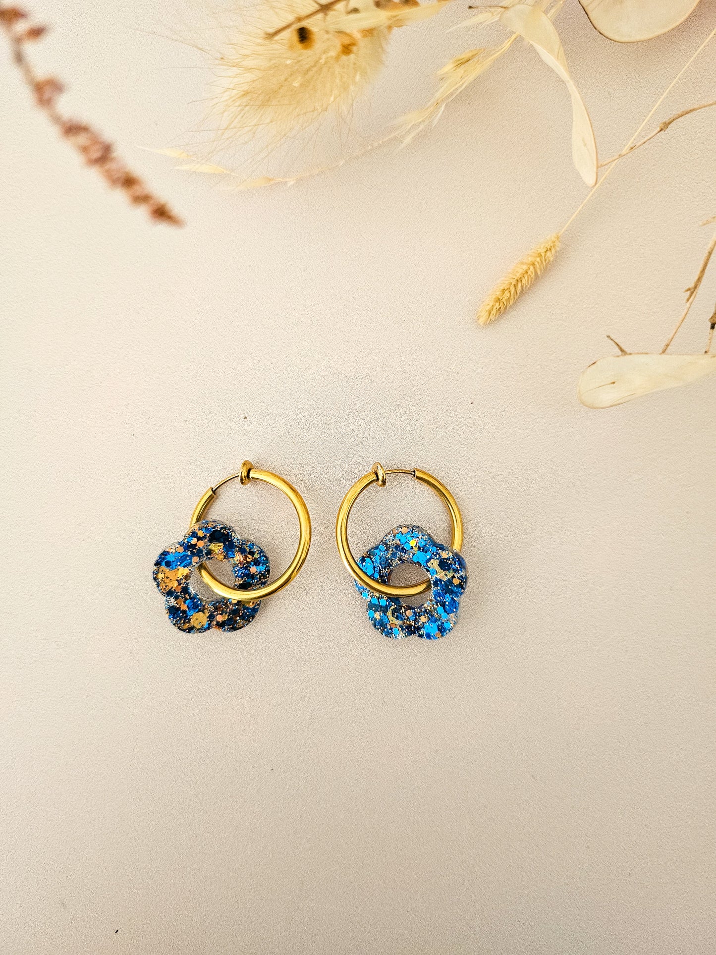 Boucles d’oreilles fleurs pailletées en résine – Créoles artisanales & pampilles interchangeables