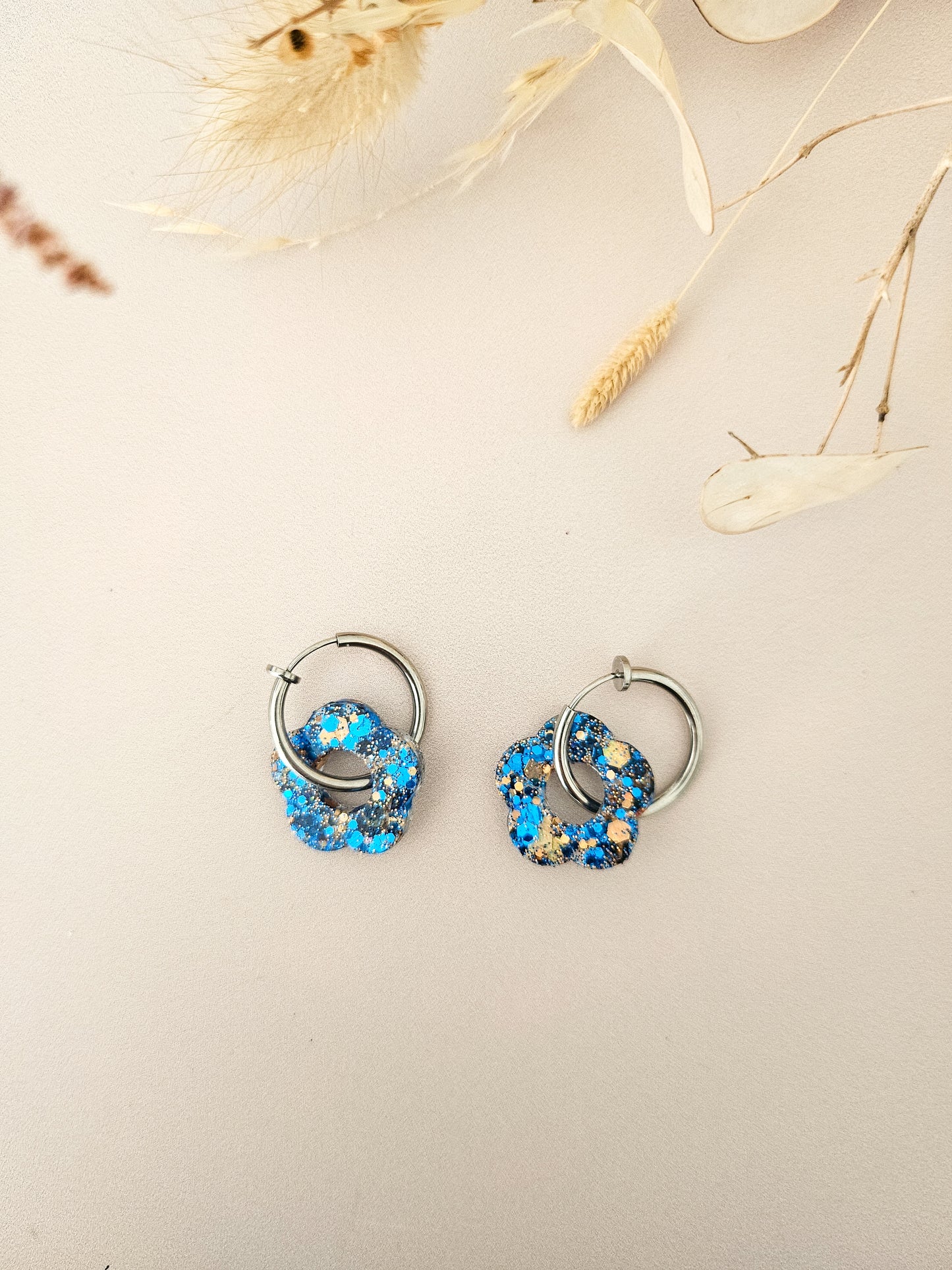 Boucles d’oreilles fleurs pailletées en résine – Créoles artisanales & pampilles interchangeables