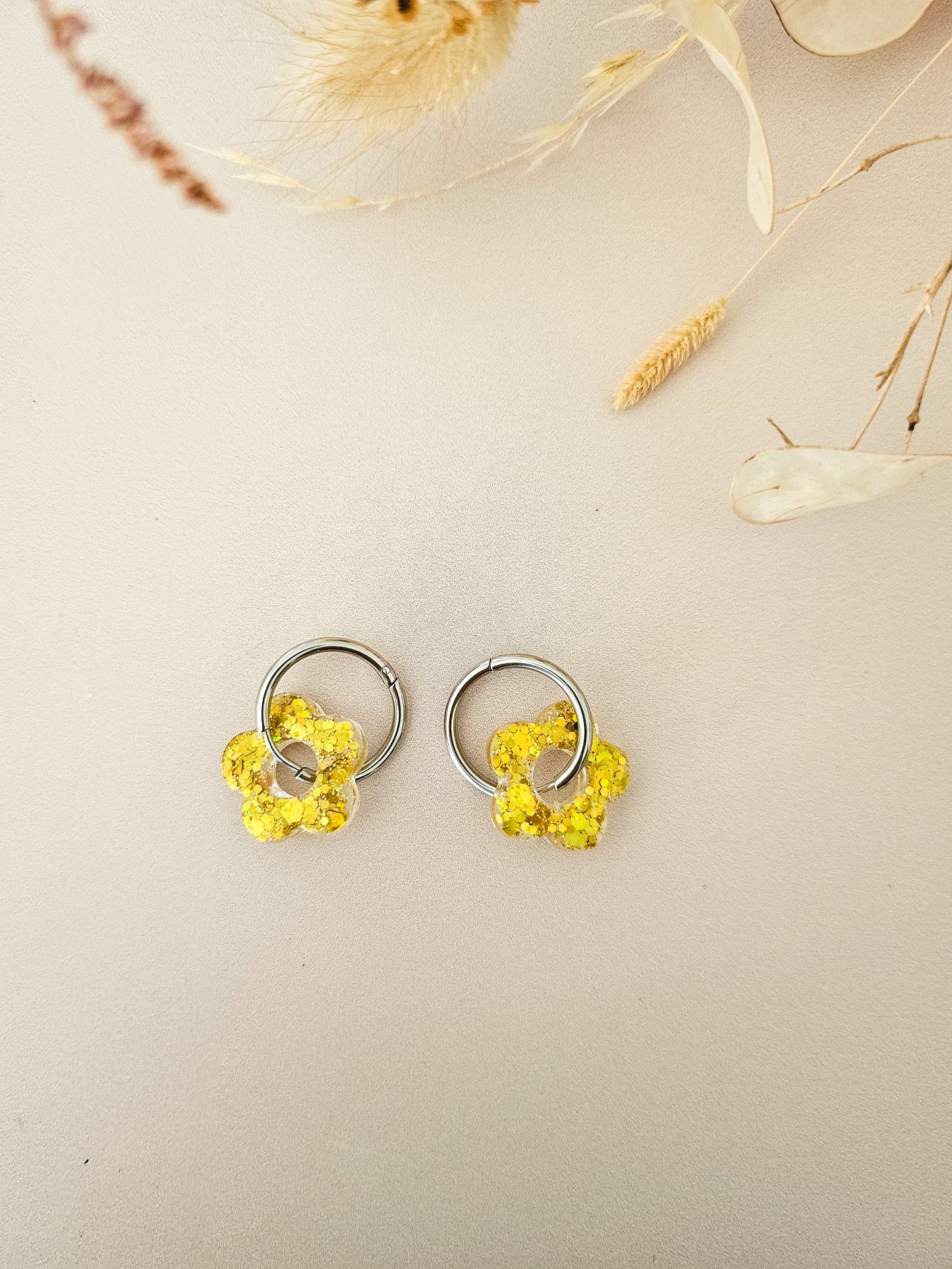 Boucles d’oreilles fleurs pailletées en résine – Créoles artisanales & pampilles interchangeables
