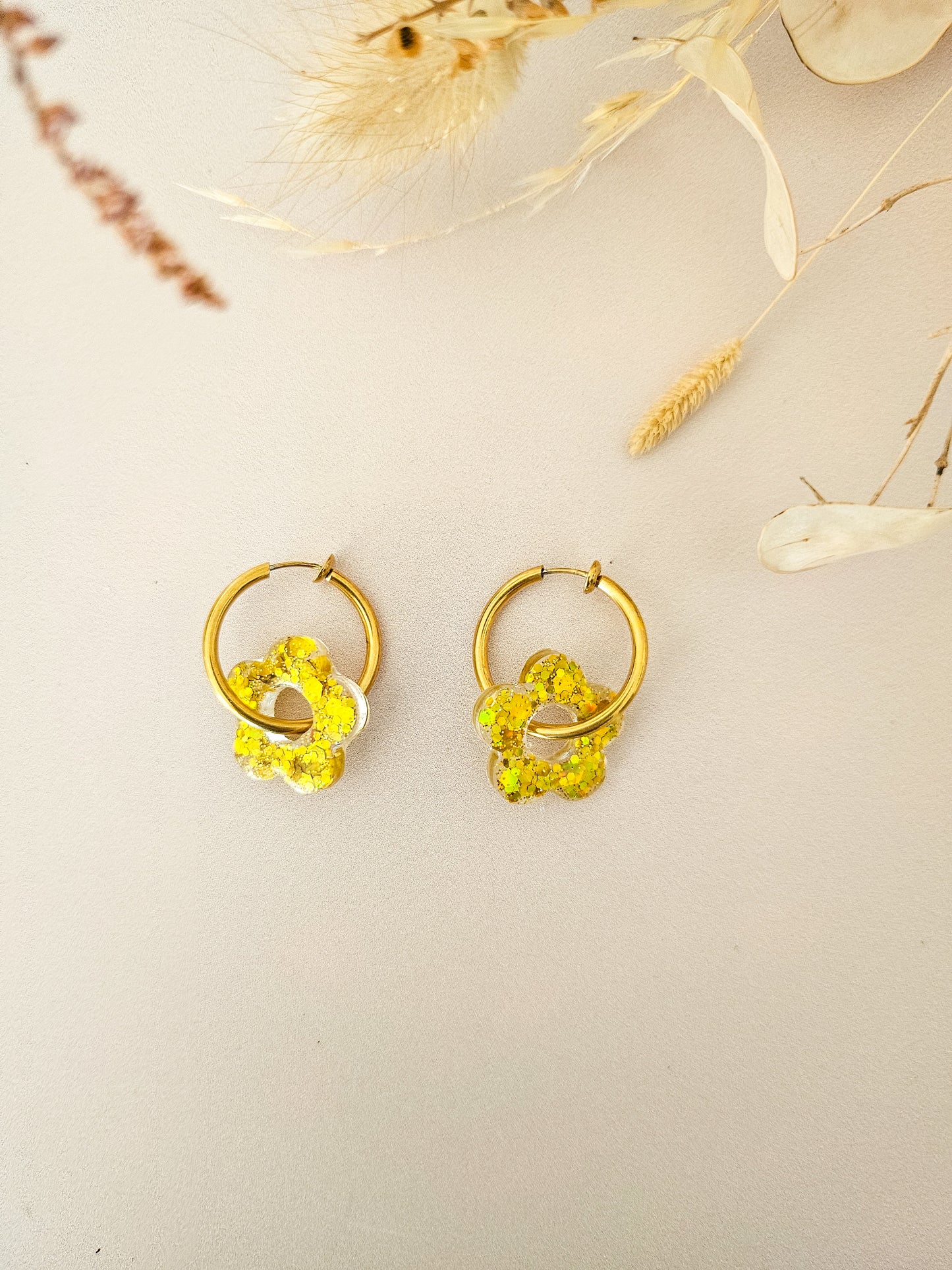 Boucles d’oreilles fleurs pailletées en résine – Créoles artisanales & pampilles interchangeables