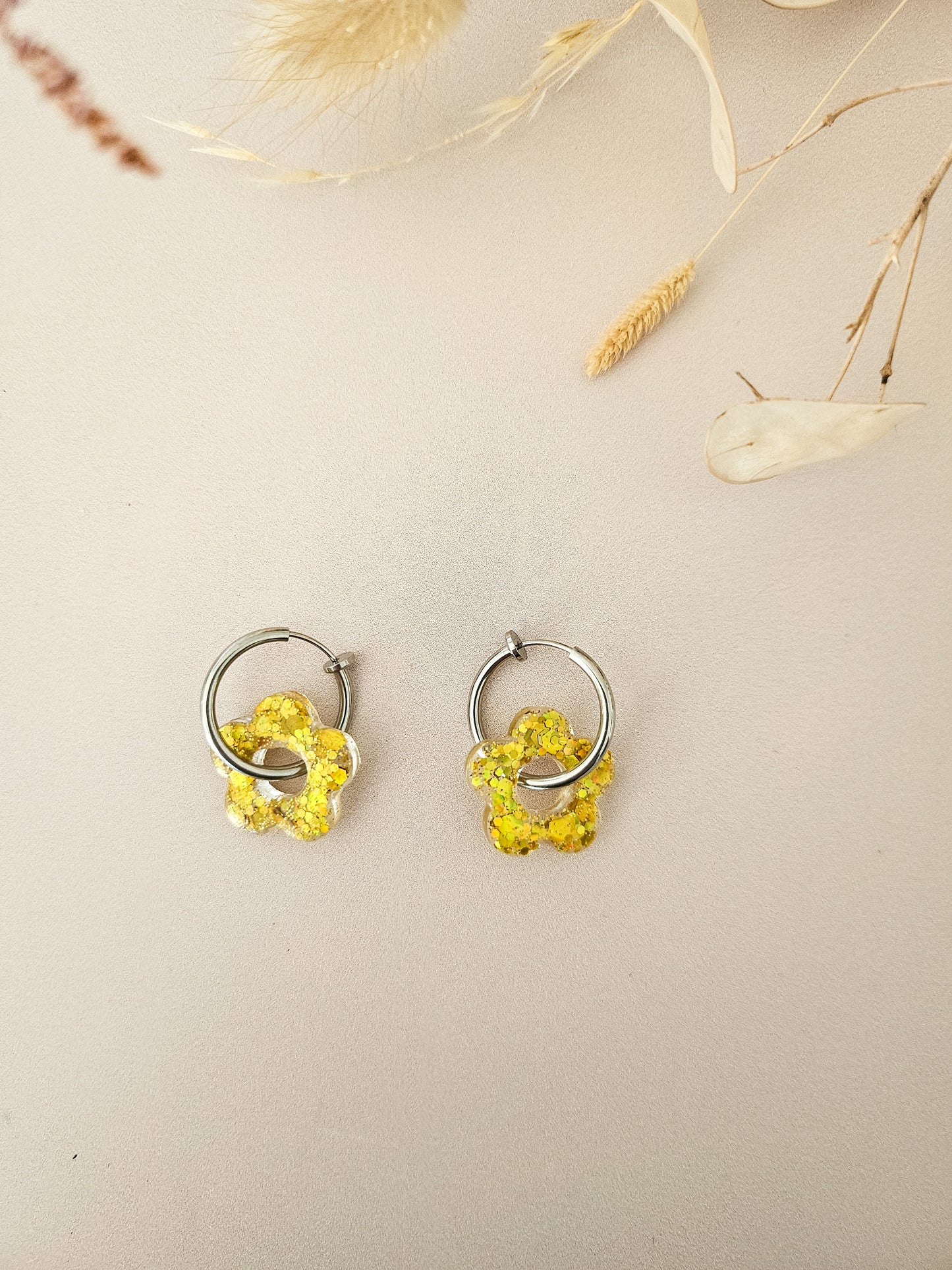 Boucles d’oreilles fleurs pailletées en résine – Créoles artisanales & pampilles interchangeables