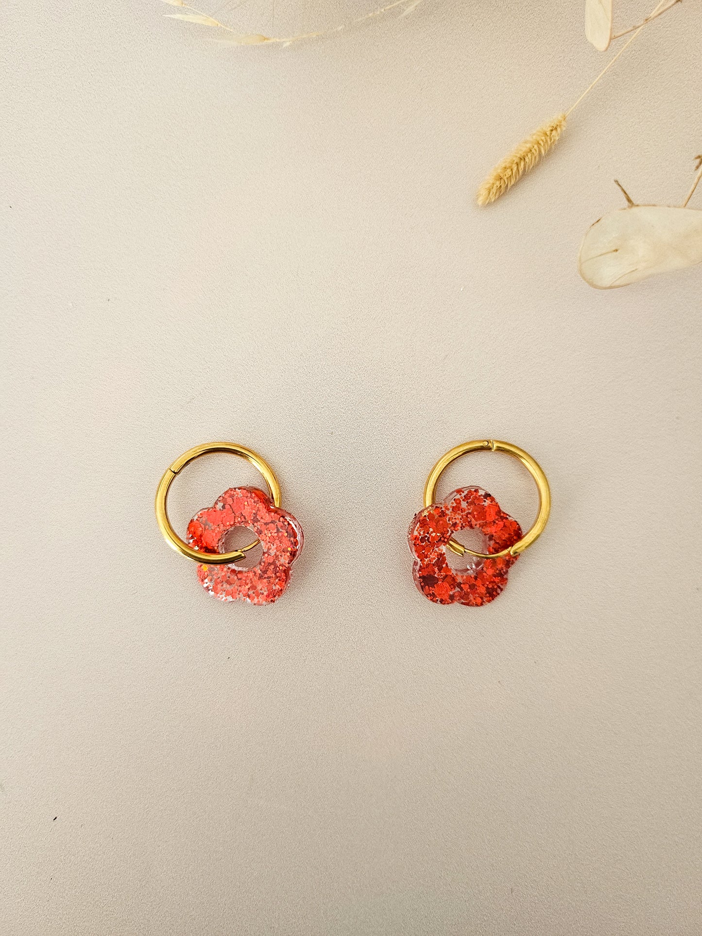 Boucles d’oreilles fleurs pailletées en résine – Créoles artisanales & pampilles interchangeables