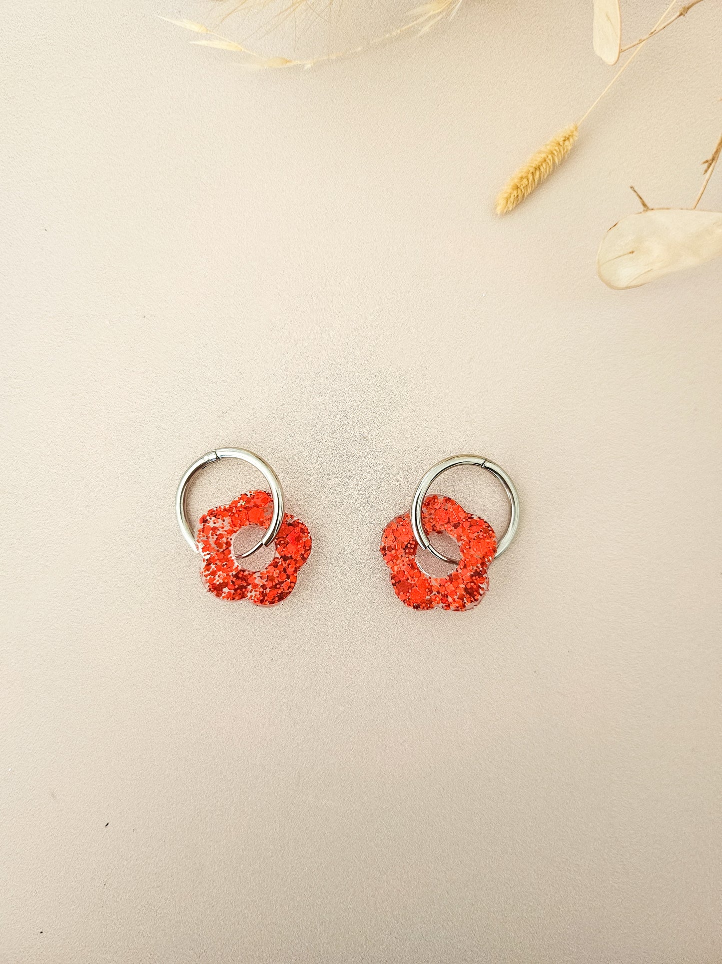 Boucles d’oreilles fleurs pailletées en résine – Créoles artisanales & pampilles interchangeables