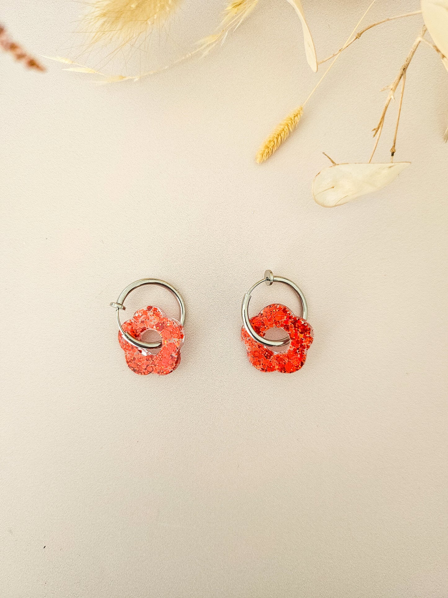 Boucles d’oreilles fleurs pailletées en résine – Créoles artisanales & pampilles interchangeables