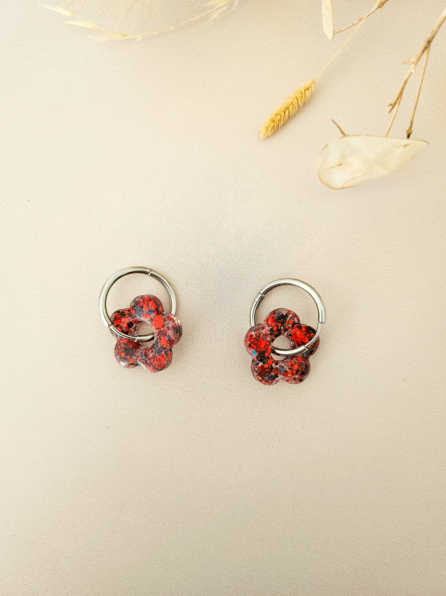 Boucles d’oreilles fleurs pailletées en résine – Créoles artisanales & pampilles interchangeables