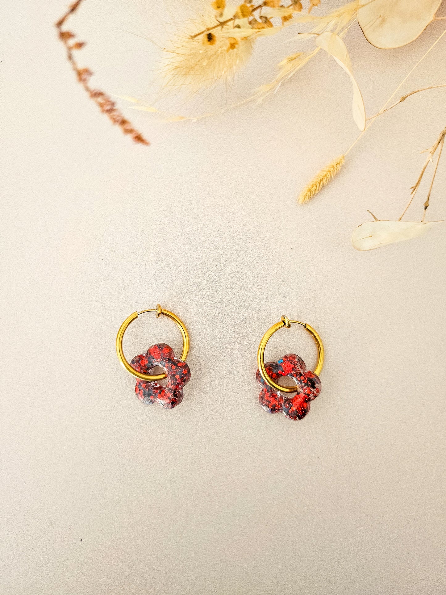 Boucles d’oreilles fleurs pailletées en résine – Créoles artisanales & pampilles interchangeables