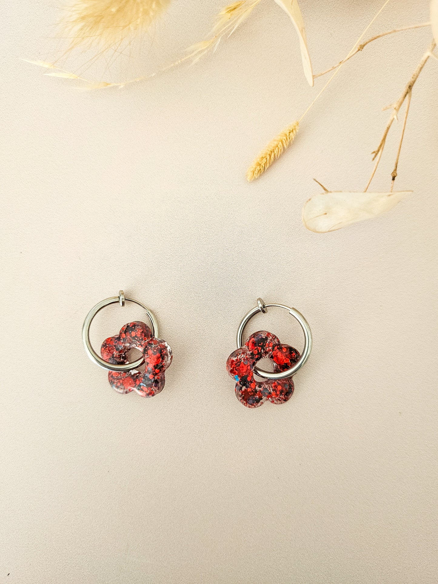 Boucles d’oreilles fleurs pailletées en résine – Créoles artisanales & pampilles interchangeables