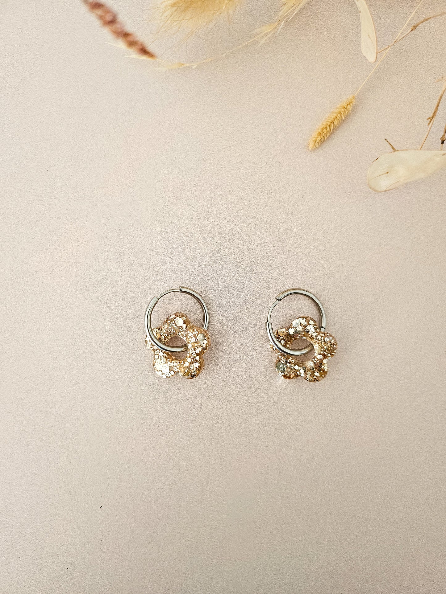Boucles d’oreilles fleurs pailletées en résine – Créoles artisanales & pampilles interchangeables